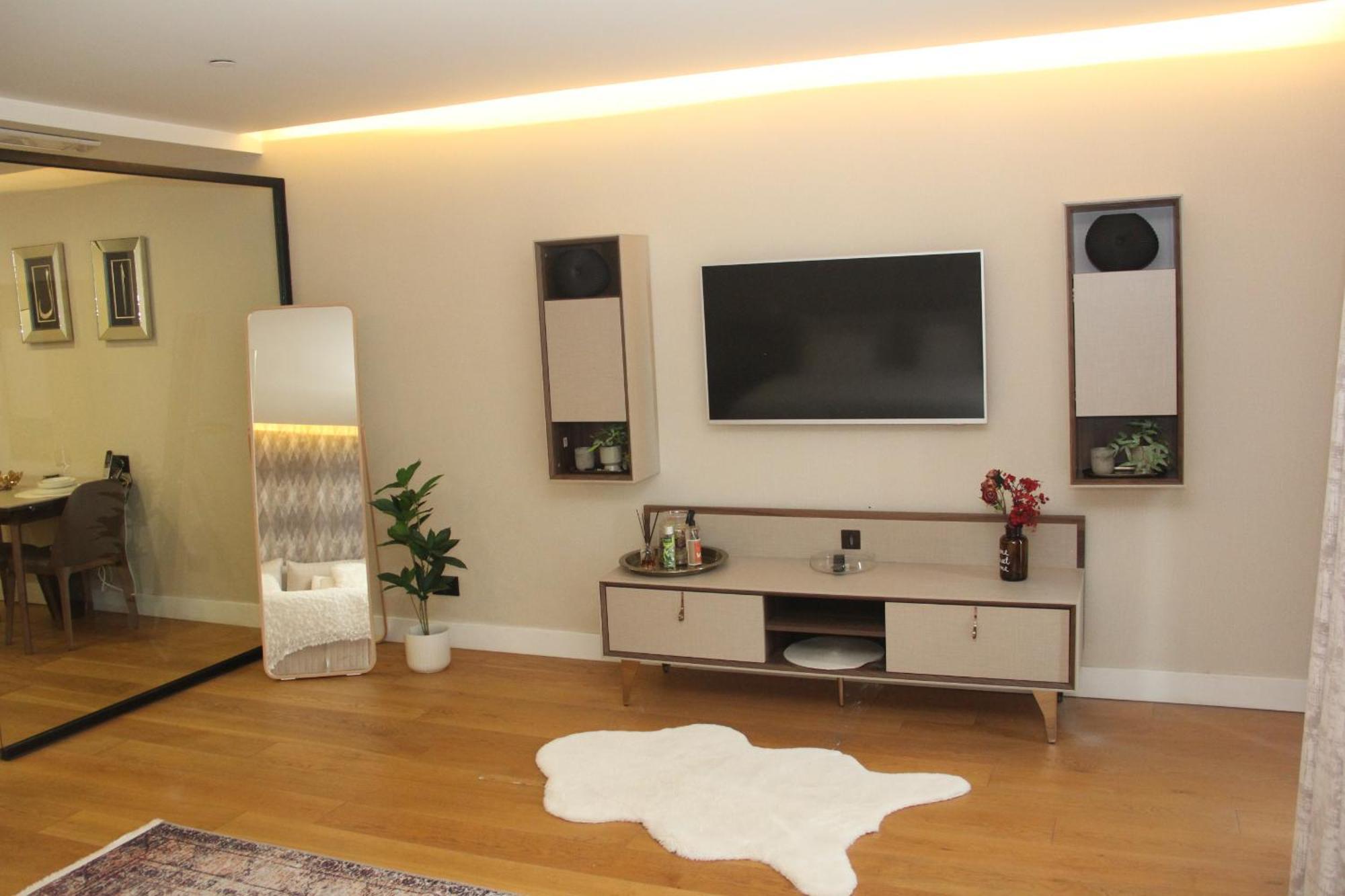 Lovely One Bedroom Appartment-530 *